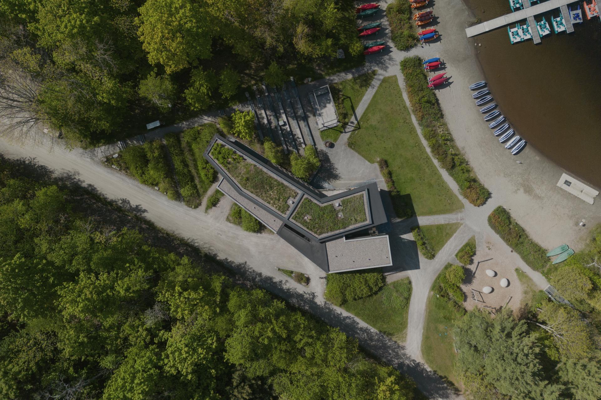 Bâtiment entouré d'une forêt près d'un lac