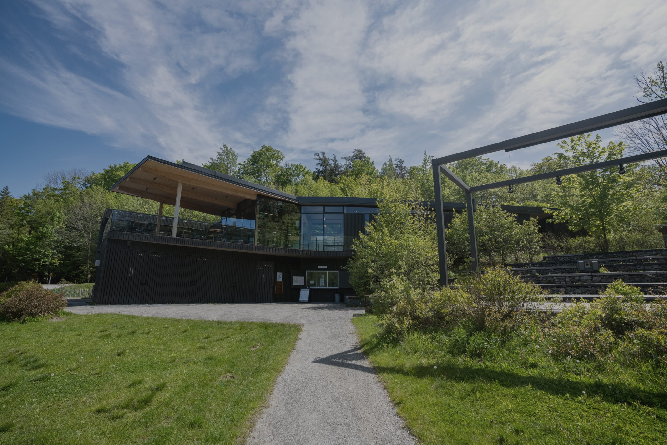 Bâtiment dans la forêt